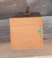 Fianco della custodia chiusa con bollino di inventario