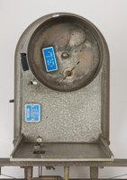 Veduta dall'alto del tamburo, con la chiave di carica e l'etichetta con i valori delle velocità di rotazione