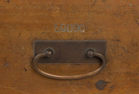 Numero di serie dello strumento inciso sul lato della cassetta, sopra la maniglia