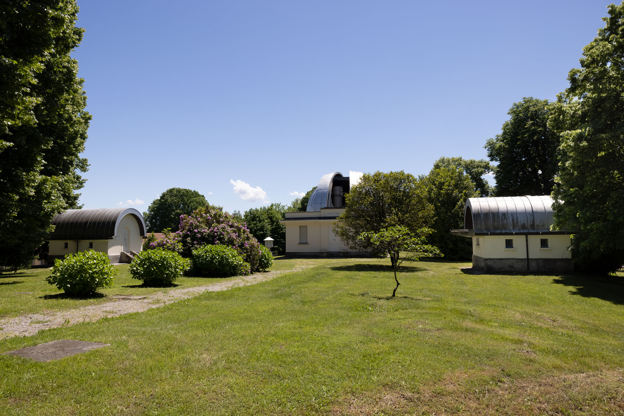 Veduta di una parte del parco della sede di Merate dell'Osservatorio Astronomico di Brera, con la cupola del telescopio Zeiss e due cupolini di strumenti più piccoli