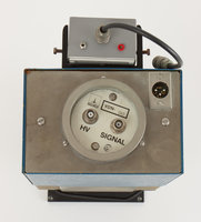 Parte posteriore del fotomoltiplicatore con il cavo di segnalo scollegato per rendere visibile l'etichetta