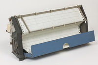 Meccanismo di trasporto della carta estratto dalla sua sede (con cassetto di raccolta della carta abbassato)