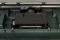 Veduta anteriore dall'alto, con coperchio aperto per mostrare la testina di scrittura e la cartuccia di nastro inchiostrato
