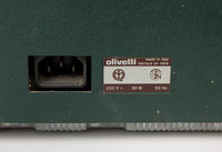 Veduta posteriore (particolare): la presa di alimentazione e l'etichetta con l'indicazione del voltaggio
