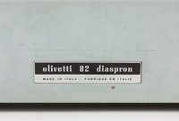 Particolare della parte posteriore: etichetta con il marchio di fabbrica e l'indicazione del modello