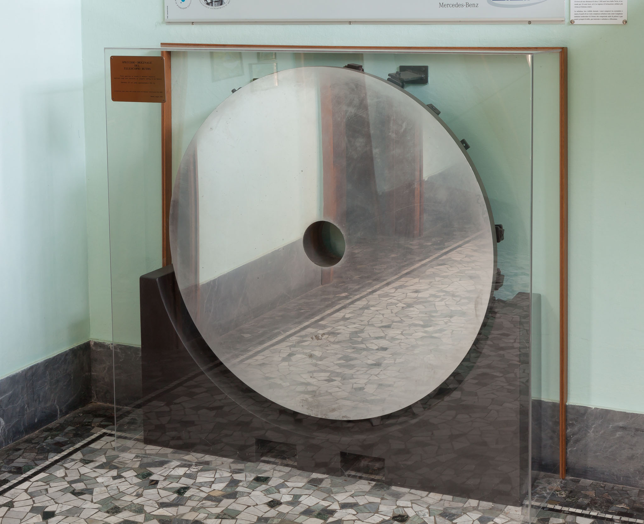 Lo specchio metallico originario del riflettore Ruths